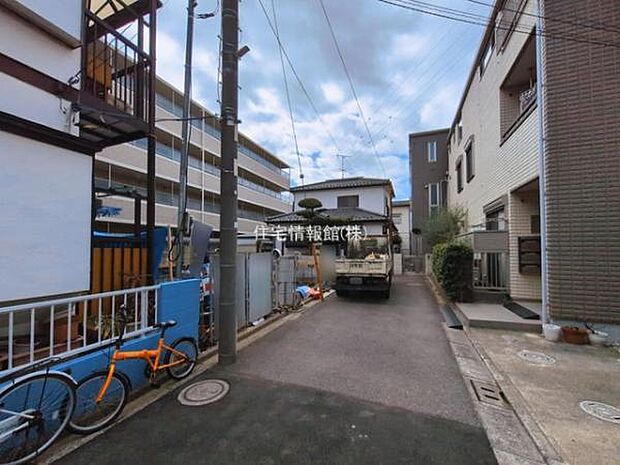 前面道路を含めた現地写真です。