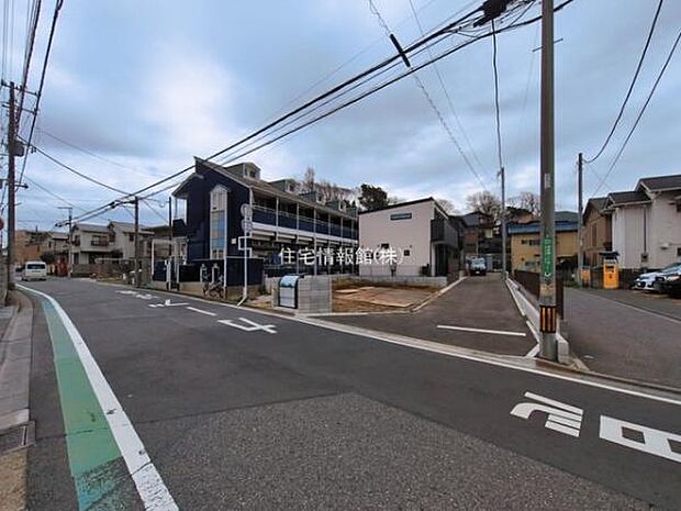 前面道路を含めた現地写真です。