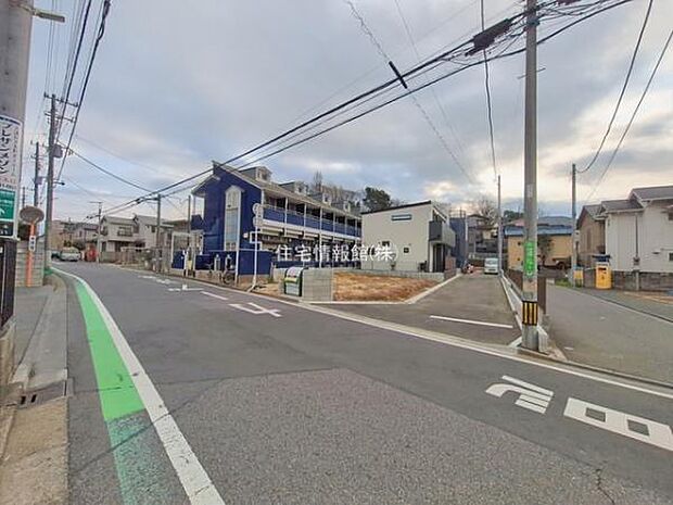 前面道路を含めた現地写真です。