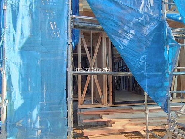 前面道路を含めた現地写真です。