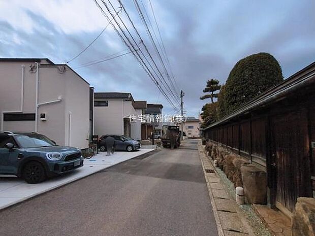 前面道路を含めた現地写真です。