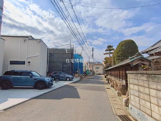 前面道路を含めた現地写真です。