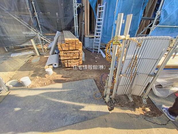 前面道路を含めた現地写真です。