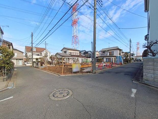 前面道路を含めた現地写真です。