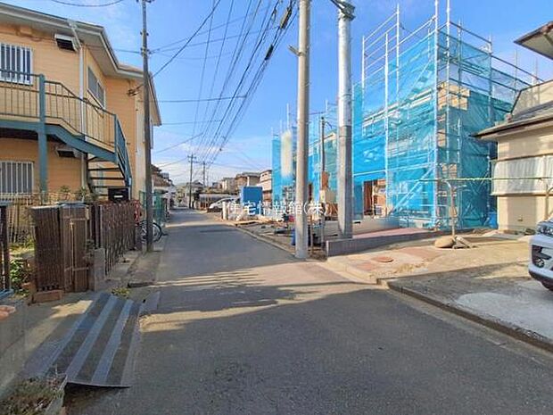 前面道路を含めた現地写真です。