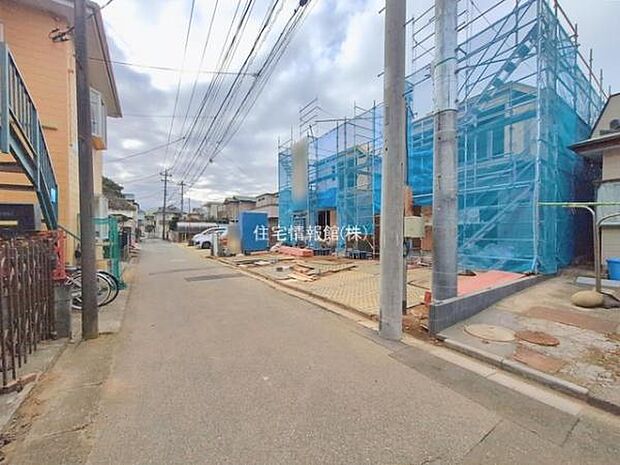 前面道路を含めた現地写真です。