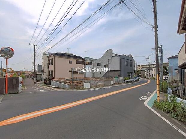 前面道路を含めた現地写真です。