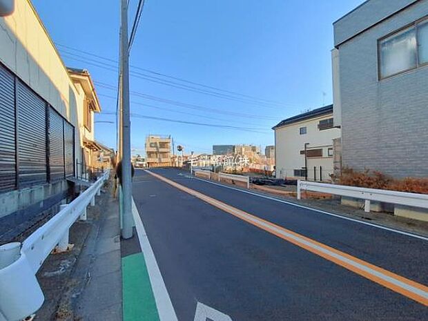 前面道路を含めた現地写真です。