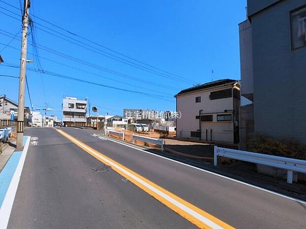 前面道路を含めた現地写真です。