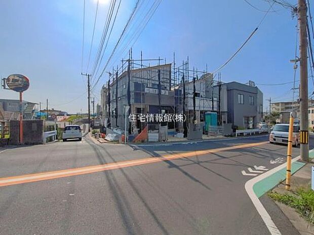 前面道路を含めた現地写真です。