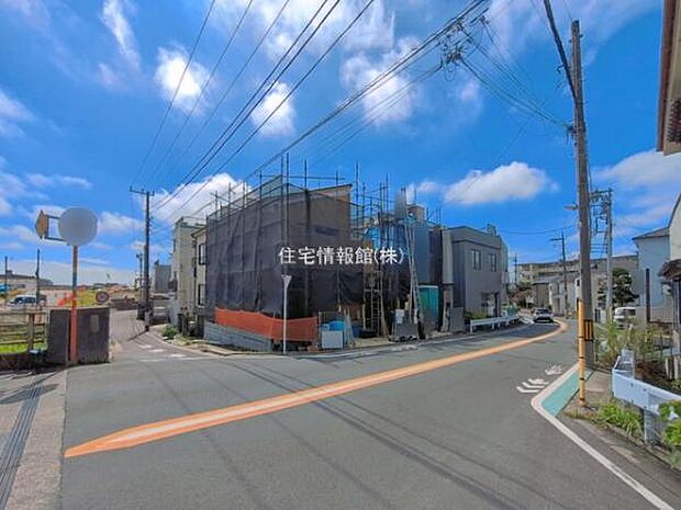 前面道路を含めた現地写真です。
