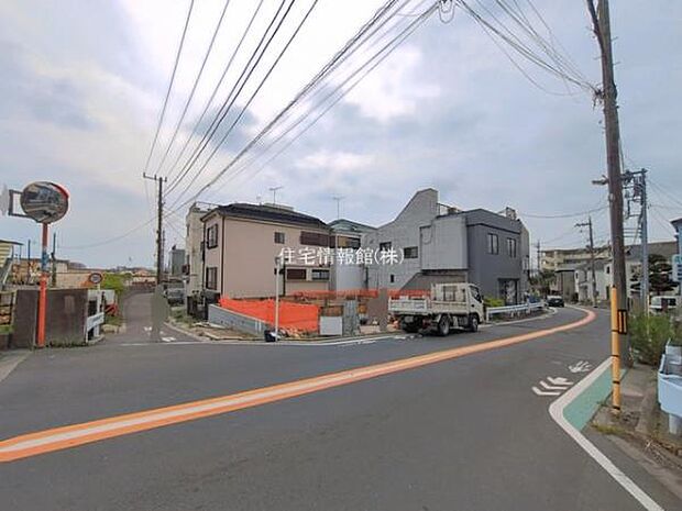 前面道路を含めた現地写真です。