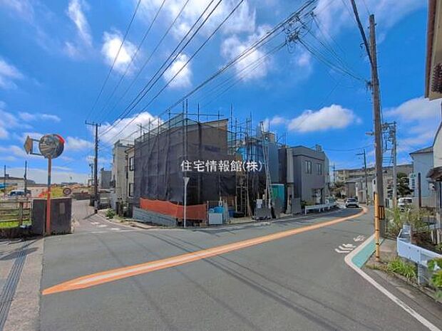 前面道路を含めた現地写真です。