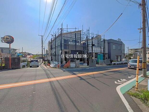 前面道路を含めた現地写真です。