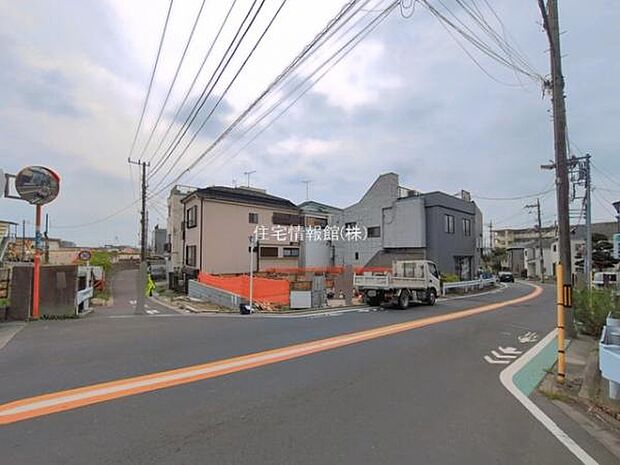 前面道路を含めた現地写真です。