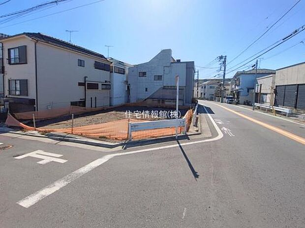 前面道路を含めた現地写真です。