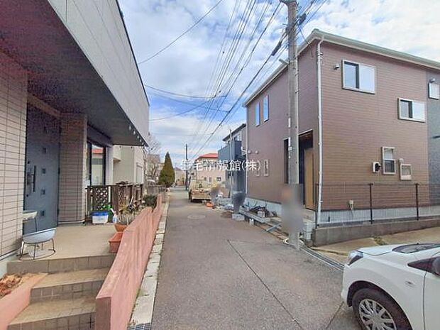 前面道路を含めた現地写真です。