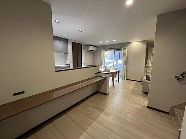 明るい日差しが入る風通しの良いリビングです。