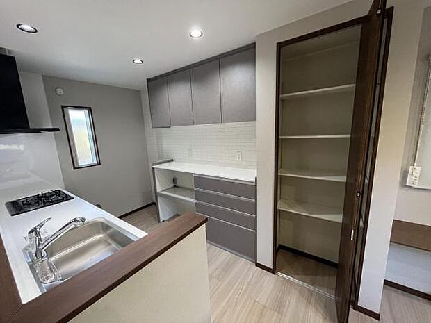 収納力のあるキッチンになります。