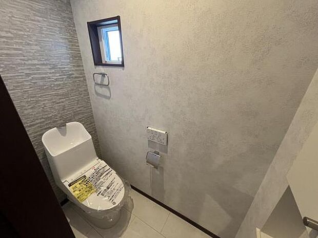 2階トイレでございます。収納棚付きでペーパーの保管場所にも困りませんね。