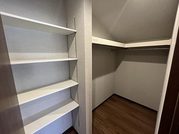 ウォークインクローゼットがあり収納スペースも豊富。季節物もスッキリ片付きそうです。
