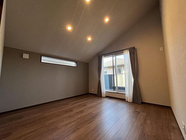 大型クローゼット付きの使い勝手の良い洋室です。