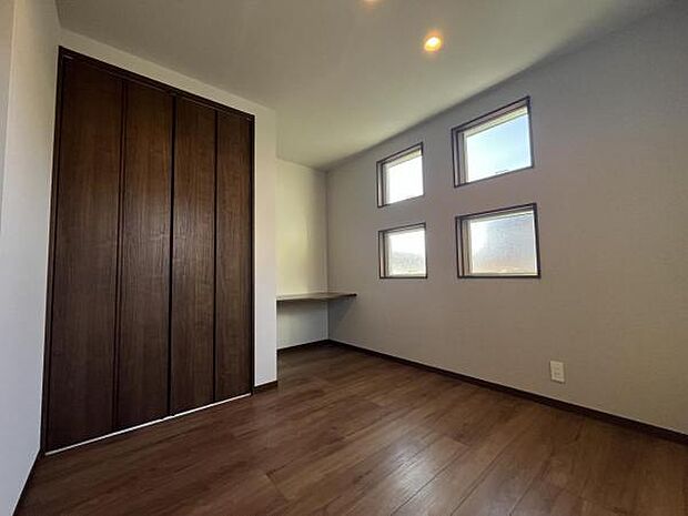 木の温もりが優しいフローリングの収納スペース付き洋室です。