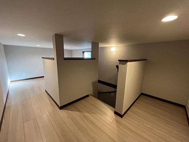 固定階段の小屋裏収納になります。