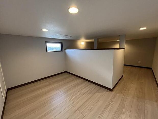 約5.87帖の小屋裏収納になります。
