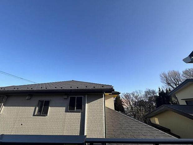 バルコニーからの眺望です。明るい陽射しを浴びながらゆったりと過ごすのも良いですね。