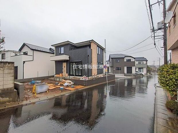 前面道路を含めた現地写真です。