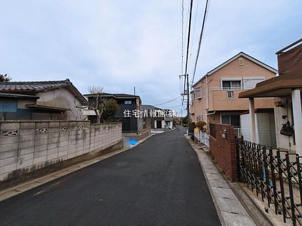 前面道路を含めた現地写真です。