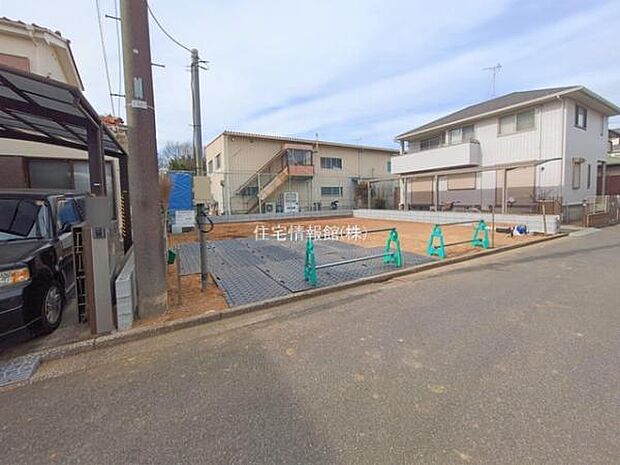 前面道路を含めた現地写真です。