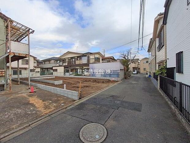 前面道路を含めた現地写真です。