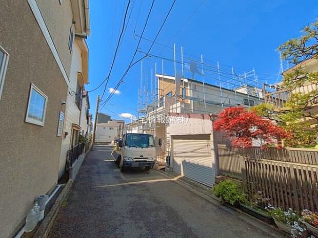 前面道路を含めた現地写真です。