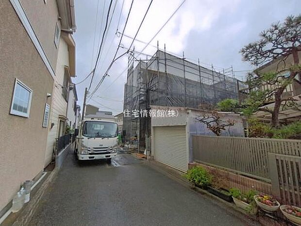 前面道路を含めた現地写真です。