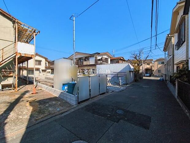 前面道路を含めた現地写真です。