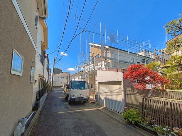 前面道路を含めた現地写真です。