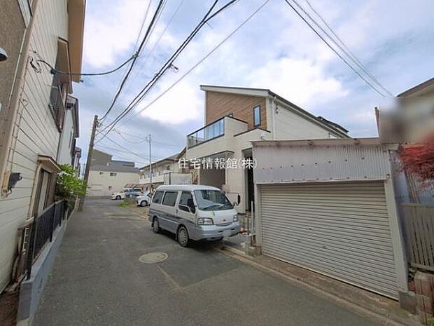 前面道路を含めた現地写真です。
