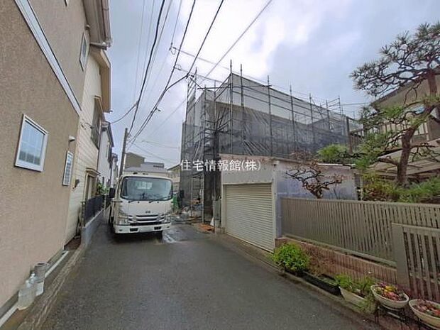 前面道路を含めた現地写真です。