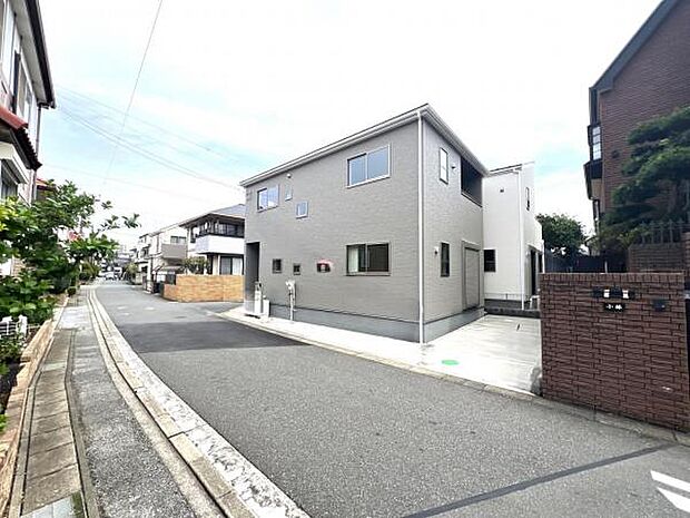 前面道路を含めた現地写真です。ぜひ周辺環境も併せてご覧ください。