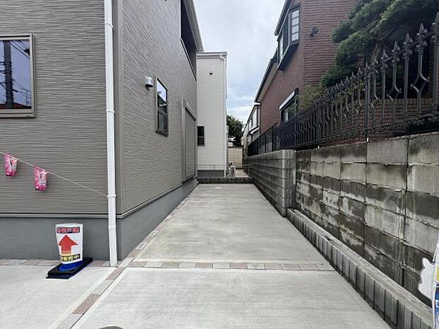 駐車場ももちろん完備しておりますのでお車所有の方にも心強いです。