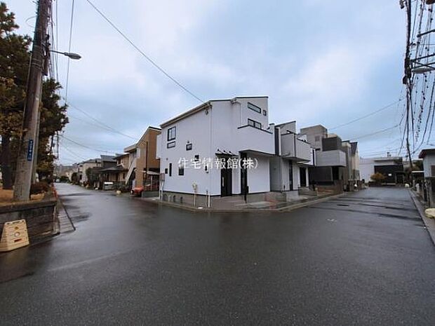 前面道路を含めた現地写真です。