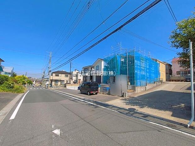 前面道路を含めた現地写真です。