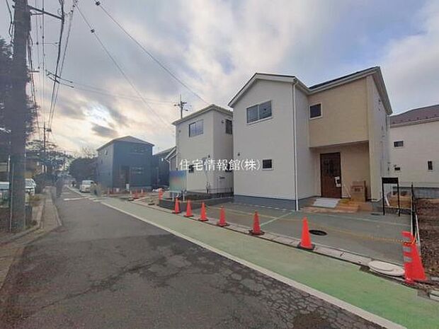 前面道路を含めた現地写真です。