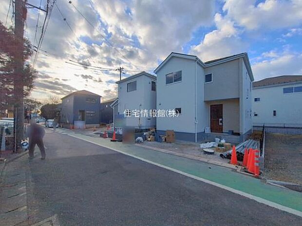 前面道路を含めた現地写真です。