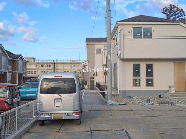 前面道路を含めた現地写真です。