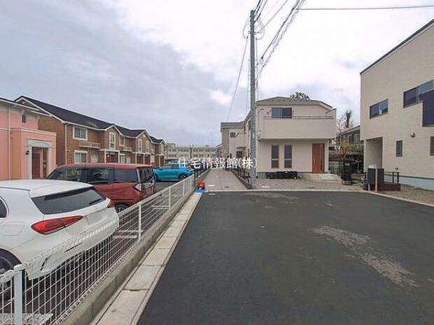 前面道路を含めた現地写真です。