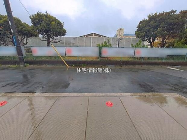 前面道路を含めた現地写真です。