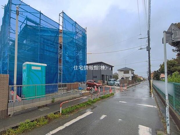 前面道路を含めた現地写真です。